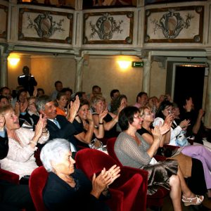 Pubblico nel Teatro più piccolo del mondo